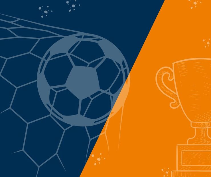 Fußball fliegt in ein Tor neben einem Pokal
